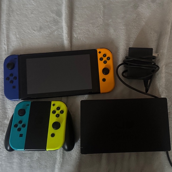 Nintendo Switch with 4 controllers - Picture 1 of 2